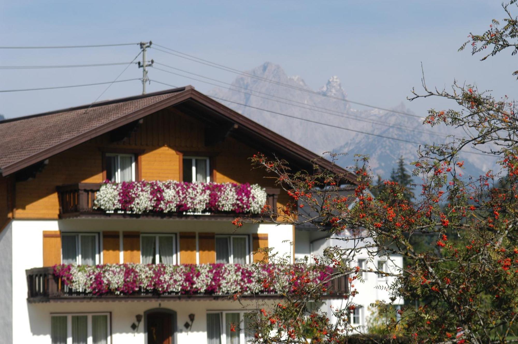 Haus Dachstein Schnitzer Hotel Eben Im Pongau Exterior photo